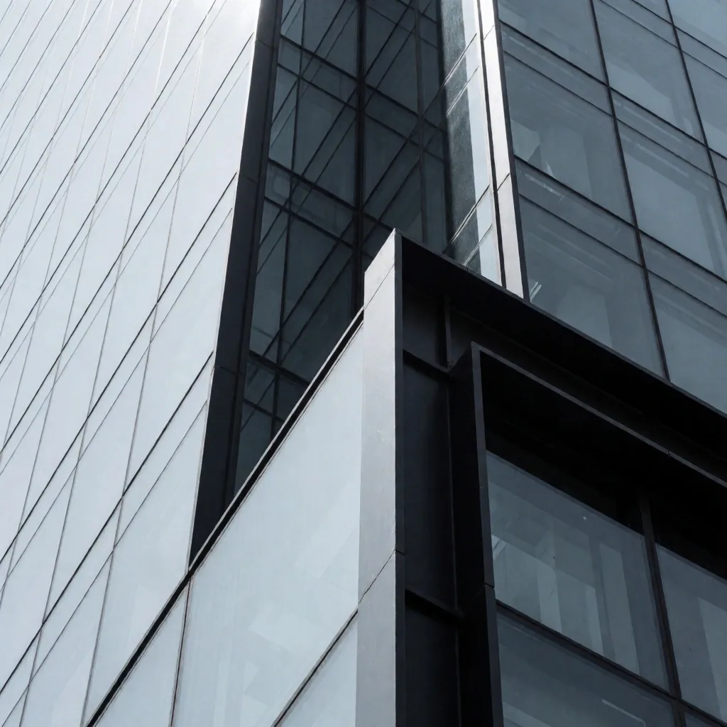 Detalle arquitectónico de fachada de cristal y acero